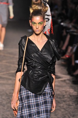 シックでゴージャスに決めるパンキッシュスタイル - ヴィヴィアン・ウェストウッド レッドレーベル(Vivienne Westwood Red Label)2012年春夏コレクション｜写真4