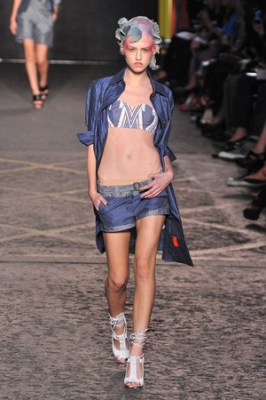 シックでゴージャスに決めるパンキッシュスタイル - ヴィヴィアン・ウェストウッド レッドレーベル(Vivienne Westwood Red Label)2012年春夏コレクション｜写真13