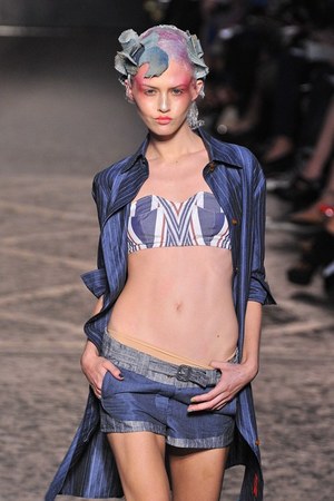 シックでゴージャスに決めるパンキッシュスタイル - ヴィヴィアン・ウェストウッド レッドレーベル(Vivienne Westwood Red Label)2012年春夏コレクション｜写真14