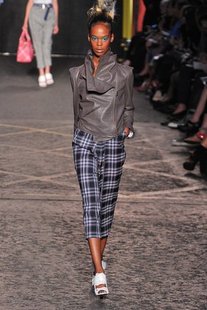 シックでゴージャスに決めるパンキッシュスタイル - ヴィヴィアン・ウェストウッド レッドレーベル(Vivienne Westwood Red Label)2012年春夏コレクション｜写真20