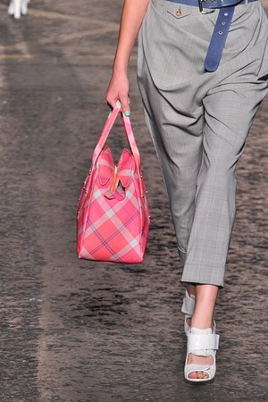 シックでゴージャスに決めるパンキッシュスタイル - ヴィヴィアン・ウェストウッド レッドレーベル(Vivienne Westwood Red Label)2012年春夏コレクション｜写真23