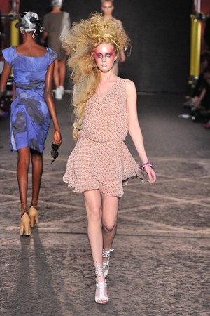シックでゴージャスに決めるパンキッシュスタイル - ヴィヴィアン・ウェストウッド レッドレーベル(Vivienne Westwood Red Label)2012年春夏コレクション｜写真29