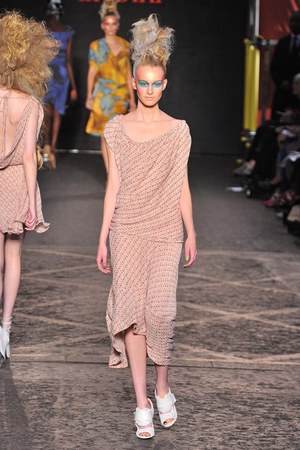 シックでゴージャスに決めるパンキッシュスタイル - ヴィヴィアン・ウェストウッド レッドレーベル(Vivienne Westwood Red Label)2012年春夏コレクション｜写真31