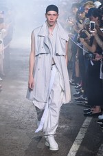 ユリウス 2017年春夏コレクション - 長短の組み合わせで見せるストリートモードスタイル｜写真1