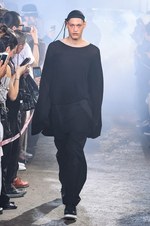 ユリウス 2017年春夏コレクション - 長短の組み合わせで見せるストリートモードスタイル｜写真24