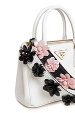【 極美品 】 プラダ ショルダーストラップ フラワー 花 レザー バッグ プラダよりバッグストラップが登場 - レジンやレザーの花を
