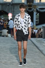 ポール & ジョー 2017年春夏メンズコレクション - モノクロの花々が、鮮やかに咲き誇る夕暮れ｜写真9