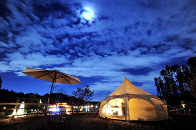 ヨガ｜ルミネ新宿屋上で3日間限定のグランピング体験 - 幻想的なテントの中でクラフトビールやフードを楽しむ