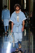 バルマン 2017年春夏メンズコレクション - 砂浜から見るオレンジの夕日、美しい空と海の色を愛でて｜写真2