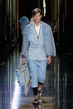 バルマン 2017年春夏メンズコレクション - 砂浜から見るオレンジの夕日、美しい空と海の色を愛でて｜写真4