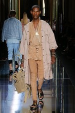 バルマン 2017年春夏メンズコレクション - 砂浜から見るオレンジの夕日、美しい空と海の色を愛でて｜写真5