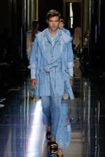 バルマン 2017年春夏メンズコレクション - 砂浜から見るオレンジの夕日、美しい空と海の色を愛でて｜写真7