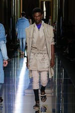 バルマン 2017年春夏メンズコレクション - 砂浜から見るオレンジの夕日、美しい空と海の色を愛でて｜写真9