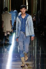 バルマン 2017年春夏メンズコレクション - 砂浜から見るオレンジの夕日、美しい空と海の色を愛でて｜写真10