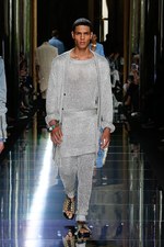 バルマン 2017年春夏メンズコレクション - 砂浜から見るオレンジの夕日、美しい空と海の色を愛でて｜写真11