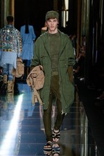 バルマン 2017年春夏メンズコレクション - 砂浜から見るオレンジの夕日、美しい空と海の色を愛でて｜写真15