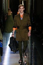 バルマン 2017年春夏メンズコレクション - 砂浜から見るオレンジの夕日、美しい空と海の色を愛でて｜写真18