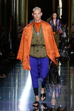 バルマン 2017年春夏メンズコレクション - 砂浜から見るオレンジの夕日、美しい空と海の色を愛でて｜写真23