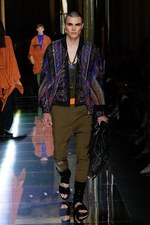 バルマン 2017年春夏メンズコレクション - 砂浜から見るオレンジの夕日、美しい空と海の色を愛でて｜写真24