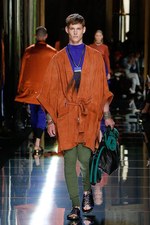 バルマン 2017年春夏メンズコレクション - 砂浜から見るオレンジの夕日、美しい空と海の色を愛でて｜写真25