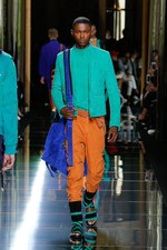 バルマン 2017年春夏メンズコレクション - 砂浜から見るオレンジの夕日、美しい空と海の色を愛でて｜写真30