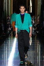 バルマン 2017年春夏メンズコレクション - 砂浜から見るオレンジの夕日、美しい空と海の色を愛でて｜写真32