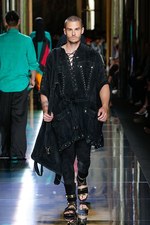 バルマン 2017年春夏メンズコレクション - 砂浜から見るオレンジの夕日、美しい空と海の色を愛でて｜写真33