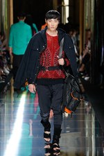 バルマン 2017年春夏メンズコレクション - 砂浜から見るオレンジの夕日、美しい空と海の色を愛でて｜写真34