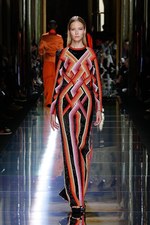 バルマン 2017年春夏メンズコレクション - 砂浜から見るオレンジの夕日、美しい空と海の色を愛でて｜写真36