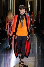 バルマン 2017年春夏メンズコレクション - 砂浜から見るオレンジの夕日、美しい空と海の色を愛でて｜写真37