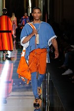 バルマン 2017年春夏メンズコレクション - 砂浜から見るオレンジの夕日、美しい空と海の色を愛でて｜写真39