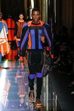 バルマン 2017年春夏メンズコレクション - 砂浜から見るオレンジの夕日、美しい空と海の色を愛でて｜写真40