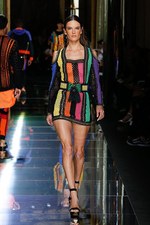 バルマン 2017年春夏メンズコレクション - 砂浜から見るオレンジの夕日、美しい空と海の色を愛でて｜写真42