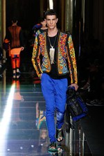 バルマン 2017年春夏メンズコレクション - 砂浜から見るオレンジの夕日、美しい空と海の色を愛でて｜写真43