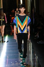 バルマン 2017年春夏メンズコレクション - 砂浜から見るオレンジの夕日、美しい空と海の色を愛でて｜写真44