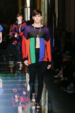 バルマン 2017年春夏メンズコレクション - 砂浜から見るオレンジの夕日、美しい空と海の色を愛でて｜写真46