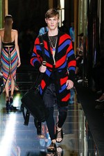 バルマン 2017年春夏メンズコレクション - 砂浜から見るオレンジの夕日、美しい空と海の色を愛でて｜写真47