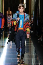 バルマン 2017年春夏メンズコレクション - 砂浜から見るオレンジの夕日、美しい空と海の色を愛でて｜写真48