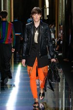 バルマン 2017年春夏メンズコレクション - 砂浜から見るオレンジの夕日、美しい空と海の色を愛でて｜写真51