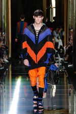 バルマン 2017年春夏メンズコレクション - 砂浜から見るオレンジの夕日、美しい空と海の色を愛でて｜写真52