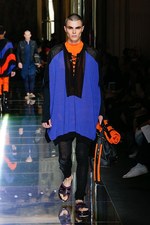 バルマン 2017年春夏メンズコレクション - 砂浜から見るオレンジの夕日、美しい空と海の色を愛でて｜写真54