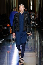 バルマン 2017年春夏メンズコレクション - 砂浜から見るオレンジの夕日、美しい空と海の色を愛でて｜写真55