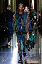 バルマン 2017年春夏メンズコレクション - 砂浜から見るオレンジの夕日、美しい空と海の色を愛でて｜写真56