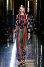 バルマン 2017年春夏メンズコレクション - 砂浜から見るオレンジの夕日、美しい空と海の色を愛でて｜写真57