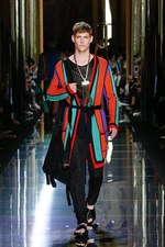 バルマン 2017年春夏メンズコレクション - 砂浜から見るオレンジの夕日、美しい空と海の色を愛でて｜写真58