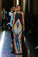 バルマン 2017年春夏メンズコレクション - 砂浜から見るオレンジの夕日、美しい空と海の色を愛でて｜写真59