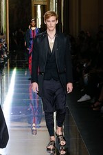 バルマン 2017年春夏メンズコレクション - 砂浜から見るオレンジの夕日、美しい空と海の色を愛でて｜写真61