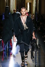 バルマン 2017年春夏メンズコレクション - 砂浜から見るオレンジの夕日、美しい空と海の色を愛でて｜写真63