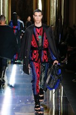 バルマン 2017年春夏メンズコレクション - 砂浜から見るオレンジの夕日、美しい空と海の色を愛でて｜写真64