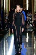 バルマン 2017年春夏メンズコレクション - 砂浜から見るオレンジの夕日、美しい空と海の色を愛でて｜写真65